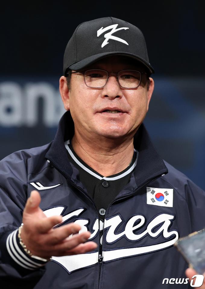 [사진] 인터뷰 하는 류중일 감독