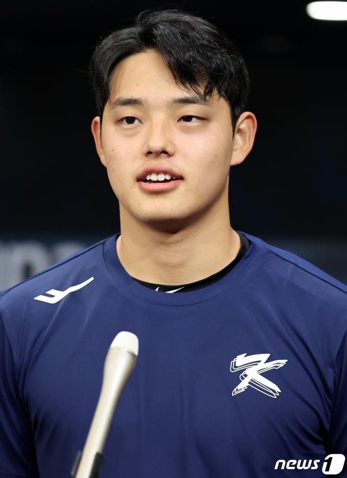 [사진] 문동주, 멋진 피칭 보여줄게요