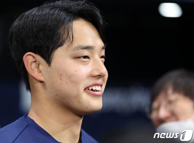 [사진] 환한 미소 짓는 문동주