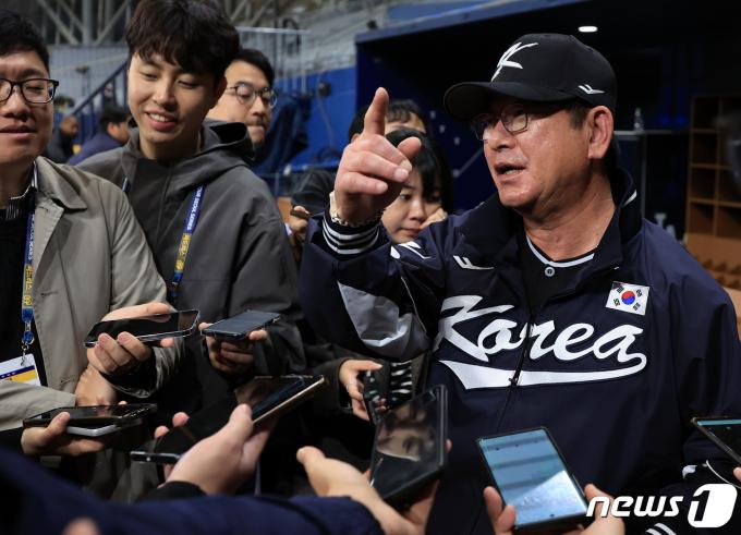 [사진] 취재진 질문에 답변하는 류중일 감독
