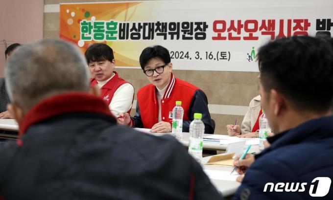 [사진] 오색시장 상인들 만난 한동훈 비대위원장