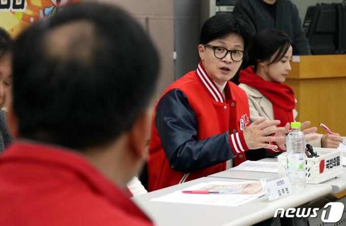 [사진] 한동훈 비대위원장, 오색시장 상인회 간담회