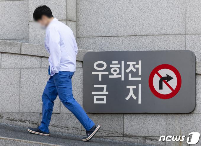 정부의 전공의 처벌 방침 등에 반발하는 의대 교수들이 사직서 제출을 예고하는 등 본격적인 집단행동을 예고한 15일 서울의 한 대형병원에서 의료진이 발걸음하고 있다.2024.3.15/뉴스1 ⓒ News1 이재명 기자