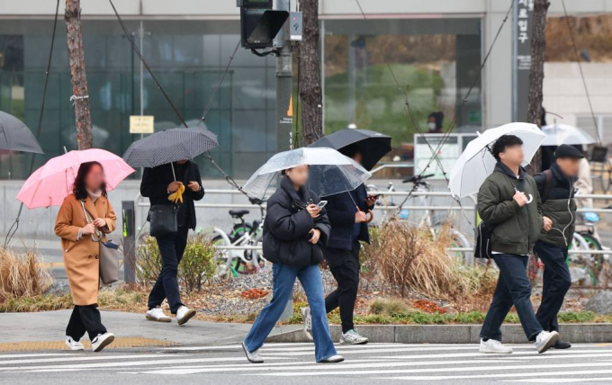 서울 중구 을지로에서 우산을 쓴 시민들이 발걸음을 옮기고 있다. /사진=뉴시스