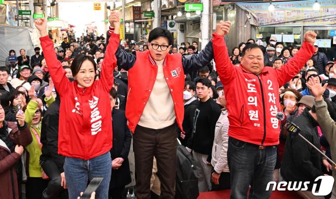 [사진] 에비후보들과 인사하는 한동훈