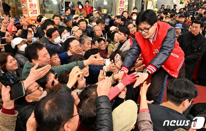 [사진] 오산 시민들과 인사하는 한동훈