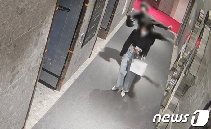 지난해 5월22일 새벽 부산 부산진구 서면 오피스텔 1층 복도에서 발생한 '부산 돌려차기' 사건. ⓒ News1