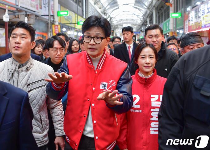 [사진] 오산오색시장 찾은 한동훈 비대위원장