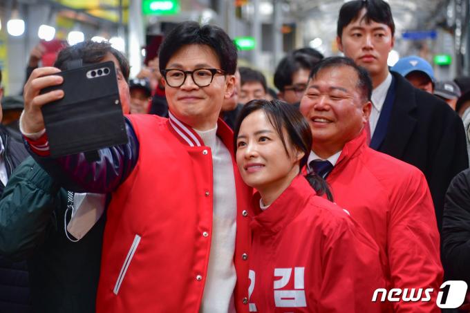 [사진] 시민들과 기념 촬영하는 한동훈 비대위원장