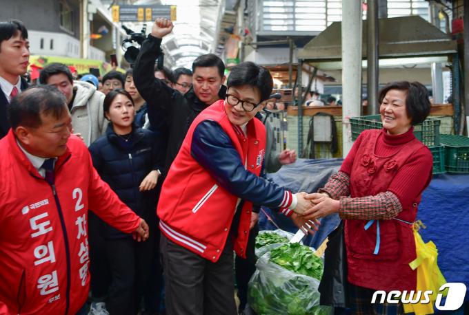[사진] 시장 상인과 인사하는 한동훈