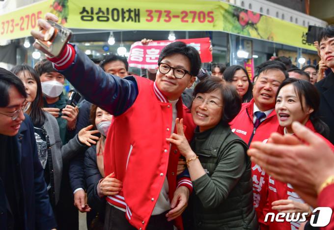 [사진] 오산 시민과 기념 촬영하는 한동훈 비대위원장