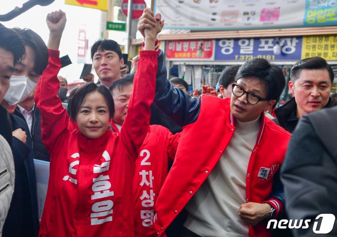 [사진] 오산 예비후보들과 함께 지지호소하는 한동훈