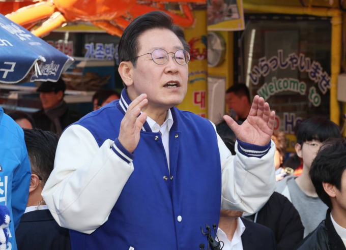 이재명 더불어민주당 대표가 15일 오후 부산 기장군 기장시장에서 현장 기자회견을 하고 있다. /사진=뉴스1