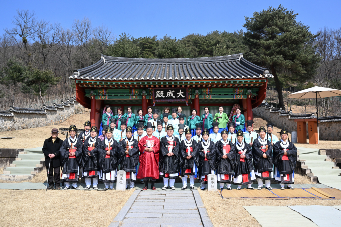 양주향교에서 진행된 '2024년 춘기 석전대제' 봉행 후 단체 촬영. /사진제공=양주시