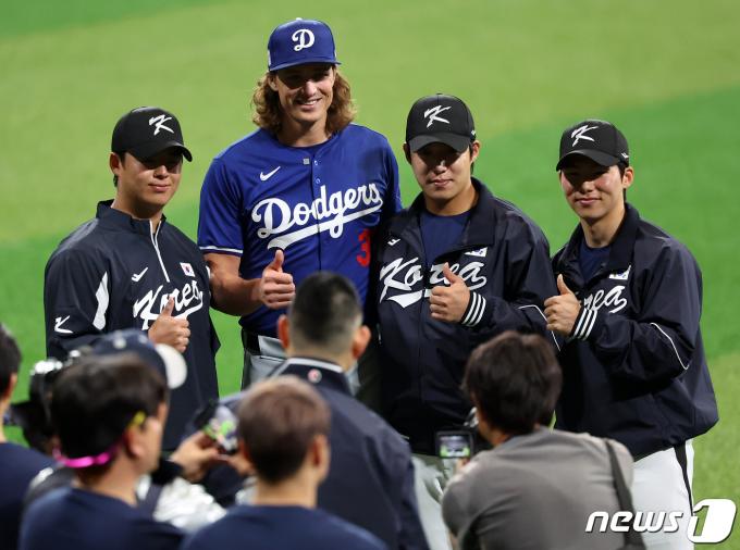 [사진] 타일러 글라스노우, 팀 코리아 미래들과 기념 촬영