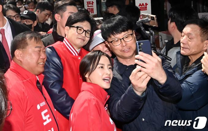 [사진] 오산 시민 만나는 한동훈 비대위원장