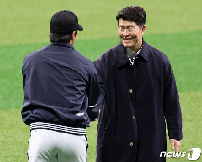 [사진] 'BK' 김병현, 후배 원태인과 반갑게 인사