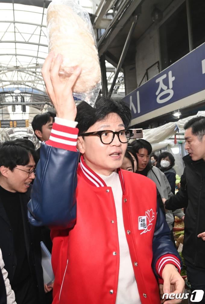[사진] 시장 물건 살펴보는 한동훈