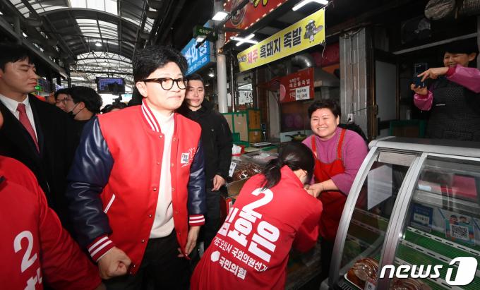 [사진] 오산 오색시장 누비는 한동훈