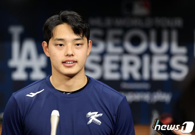 팀 코리아의 문동주가 16일 오후 서울 구로구 고척스카이돔에서 미국프로야구(MLB) 월드투어 서울시리즈에 출전하는 LA 다저스, 샌디에이고 파드리스와의 평가전을 앞두고 취재진 질문에 답변하고 있다. 2024.3.16/뉴스1 ⓒ News1 김진환 기자