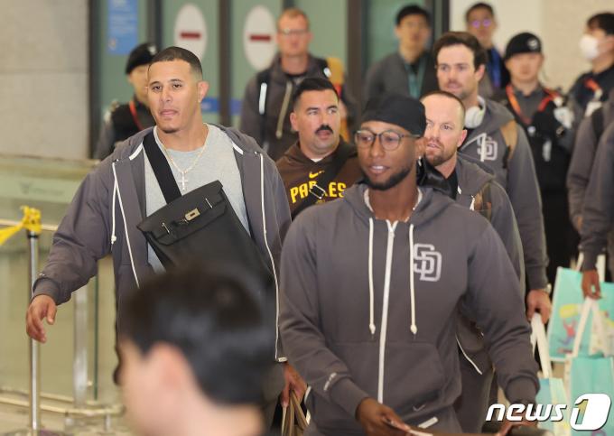 미국프로야구(MLB) 월드투어 서울시리즈에 출전하는 매니 마차도를 비롯한 샌디에이고 파드리스 선수들이 15일 새벽 인천국제공항 제1터미널을 통해 입국하고 있다. 2024.3.15/뉴스1 ⓒ News1 이동해 기자