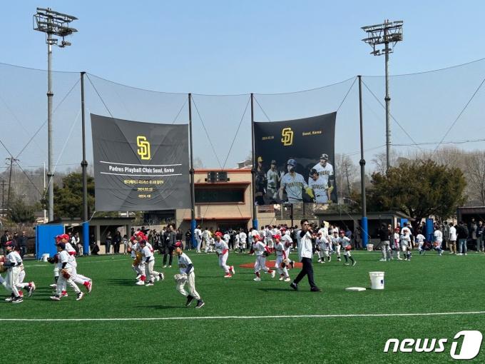 16일 서울 용산구 용산어린이정원 내 야구장에서 샌디에이고 파드리스 선수단이 참석한 유소년 야구 클리닉이 진행되고 있다. 2024.3.16/뉴스1 ⓒ News1 문대현 기자