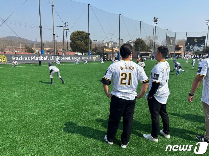 16일 서울 용산구 용산어린이정원 내 야구장에서 열린 샌디에이고 파드리스 유소년 야구 클리닉에서 고우석이 유키 마쓰이와 대화를 나누고 있다. 2024.3.16/뉴스1 ⓒ News1 문대현 기자