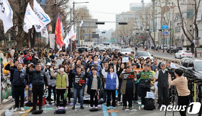 [사진] 의-정 대립 속 실종된 공공의료 '확충하라'