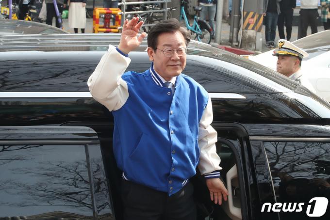 [사진] 손 흔드는 이재명 대표