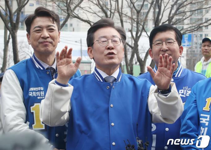 [사진] 용인 시민들 향해 지지 호소하는 이재명 대표