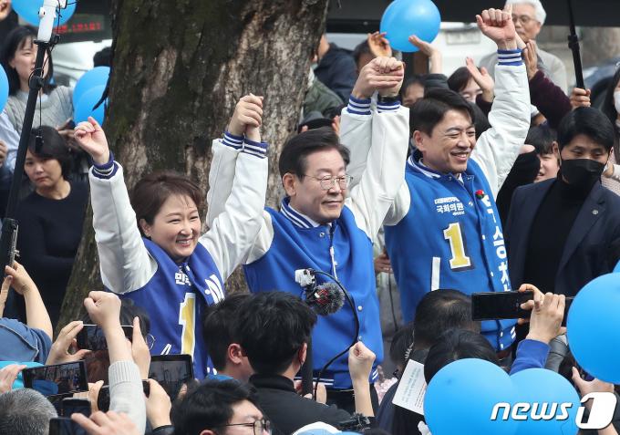 [사진] 손 잡은 이재명·이언주·부승찬