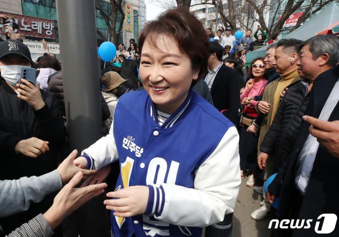 [사진] 시민들과 인사 나누는 이언주