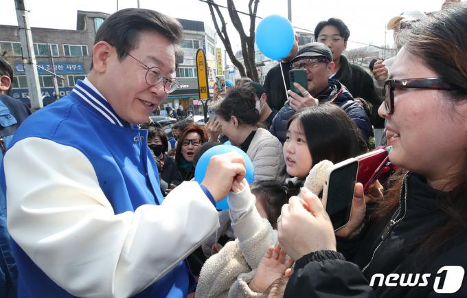 [사진] 용인 시민들과 인사 나누는 이재명 대표