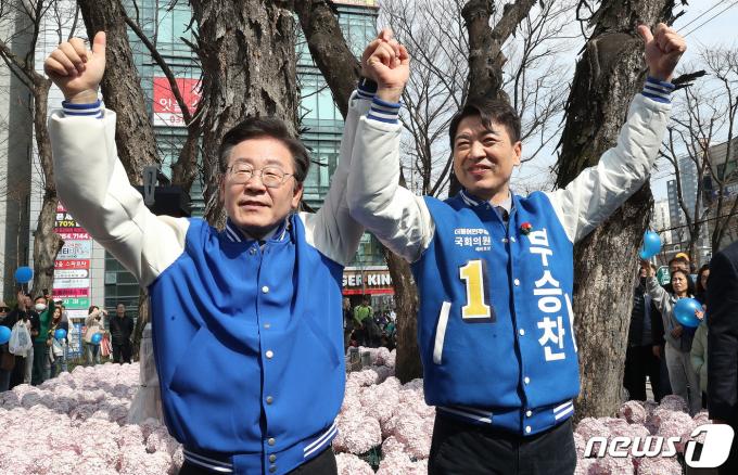 [사진] 시민들 향해 인사하는 이재명·부승찬