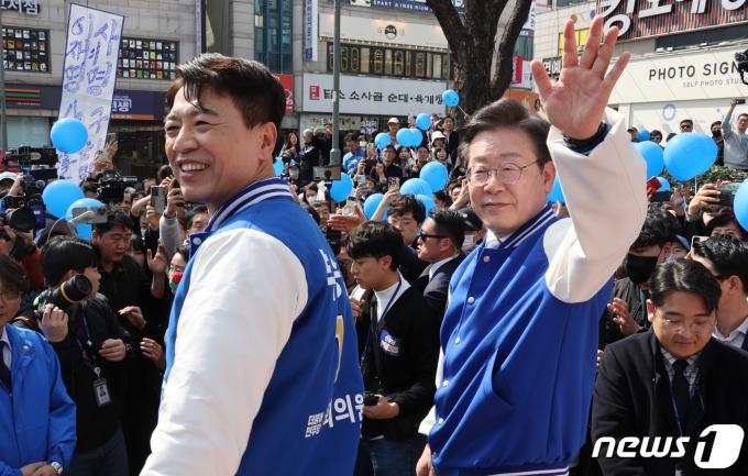 [사진] 손 흔드는 이재명 대표