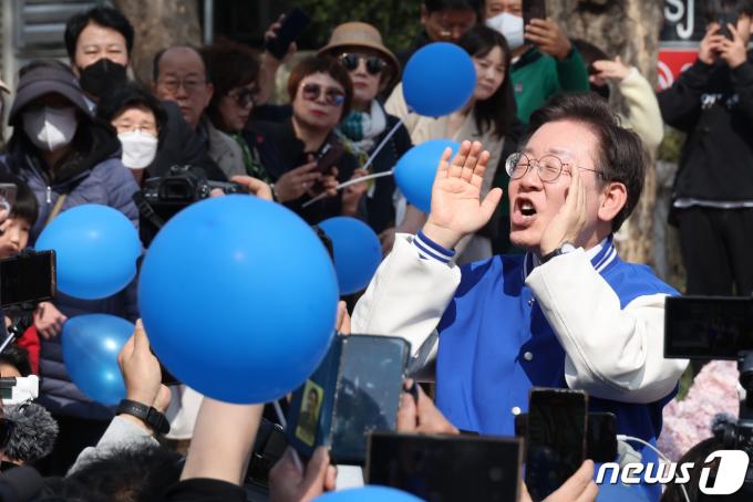 [사진] 용인 시민들 향해 큰소리로 인사하는 이재명 대표