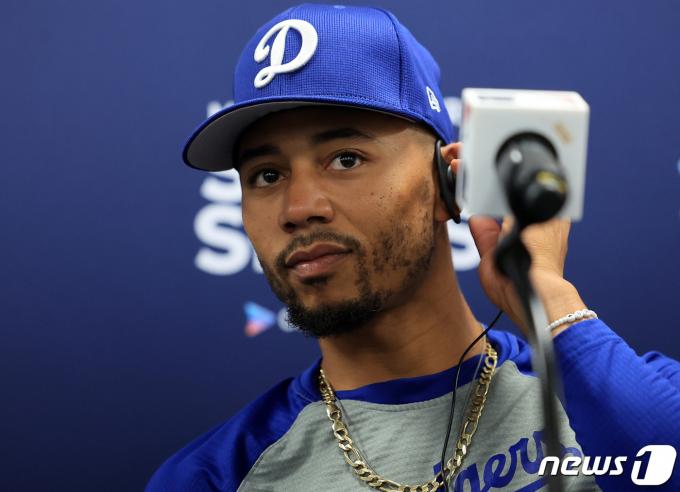 미국프로야구(MLB) 월드투어 서울시리즈에 출전하는 LA 다저스 무키 베츠가 16일 오후 서울 구로구 고척스카이돔에서 열린 공식 기자회견에서 취재진 질문을 듣고 있다. 2024.3.16/뉴스1 ⓒ News1 김진환 기자