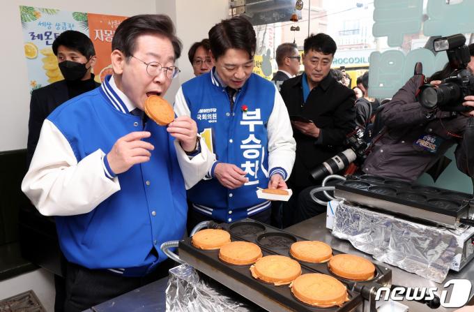 [사진] '10원 빵' 먹는 이재명 대표