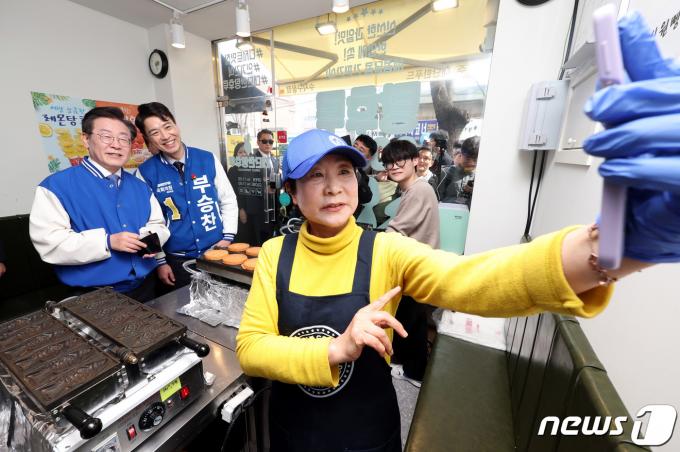 [사진] 상인과 함께 셀카 찍는 이재명·부승찬