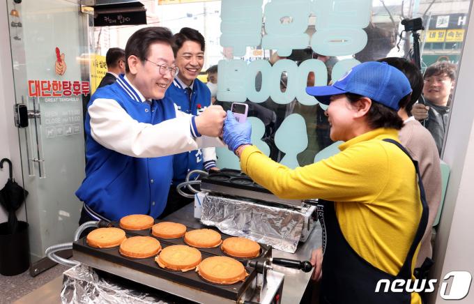 [사진] 상인과 인사 나누는 이재명·부승찬