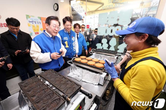 [사진] 상인과 인사 나누는 이재명 대표