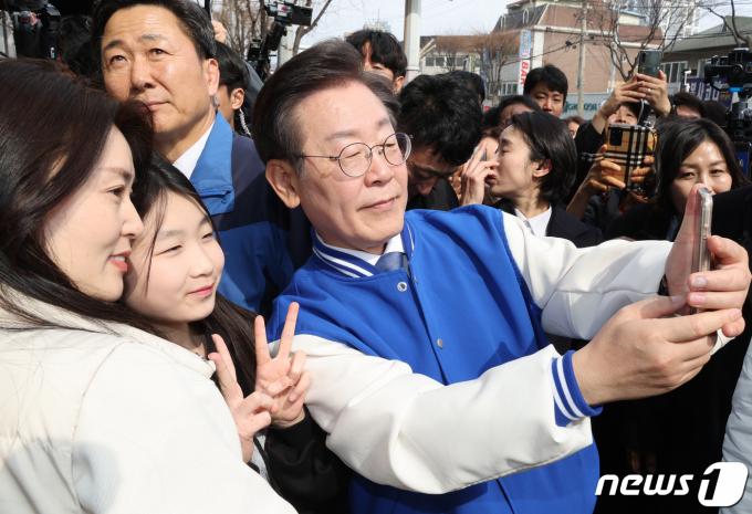 [사진] 시민들과 사진 찍는 이재명 대표