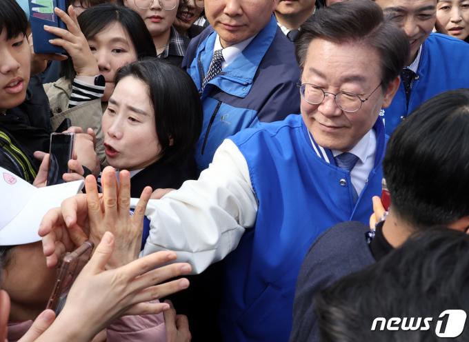 [사진] 용인 시민들 손 잡는 이재명 대표