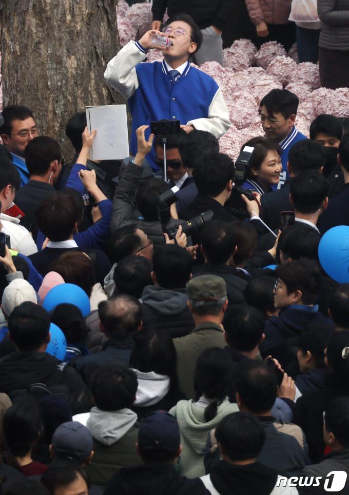[사진] 물 마시는 이재명 대표