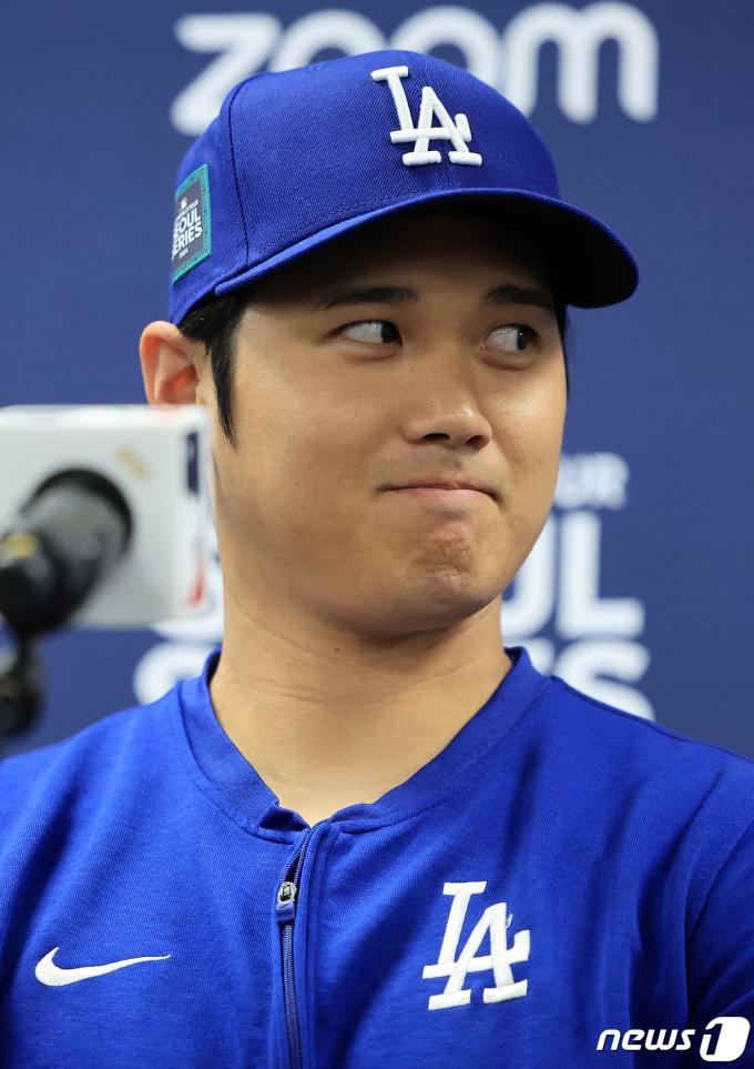미국프로야구(MLB) 월드투어 서울시리즈에 출전하는 LA 다저스 오타니 쇼헤이가 16일 오후 서울 구로구 고척스카이돔에서 열린 공식 기자회견에서 미소 짓고 있다. 2024.3.16/뉴스1 ⓒ News1 김진환 기자
