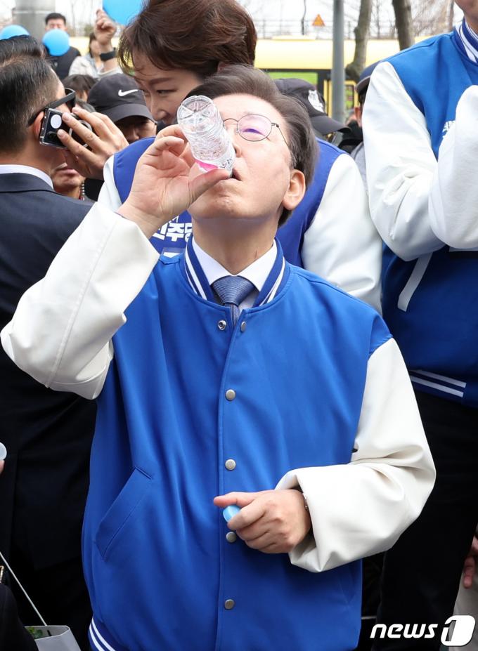 [사진] 물 마시는 이재명 대표
