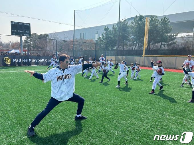 16일 서울 용산구 용산어린이정원 내 야구장에서 진행된 샌디에이고 파드리스 유소년 야구 클리닉에서 박찬호가 학생들을 지도하고 있다. 2024.3.16/뉴스1 ⓒ News1 문대현 기자