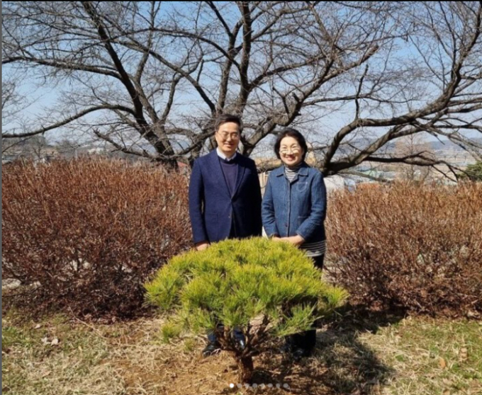 김동연 경기도지사가 16일 아산 도곡중에서 반송을 식재하고 기념촬영을 하고 있다. / 사진제공=깅동연 지사 인스타그램 캡처