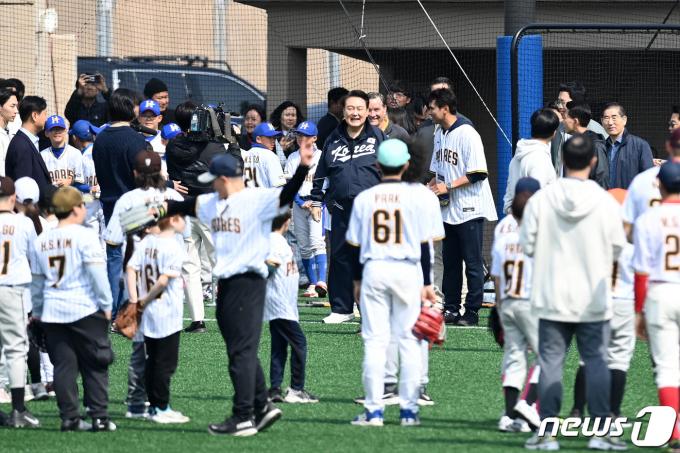 [사진] 유소년 선수들 만난 윤석열 대통령
