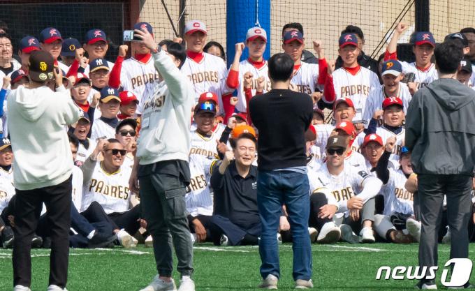 [사진] 샌디에이고 파드리스 유소년 클리닉 행사에서 파이팅 외치는 윤석열 대통령